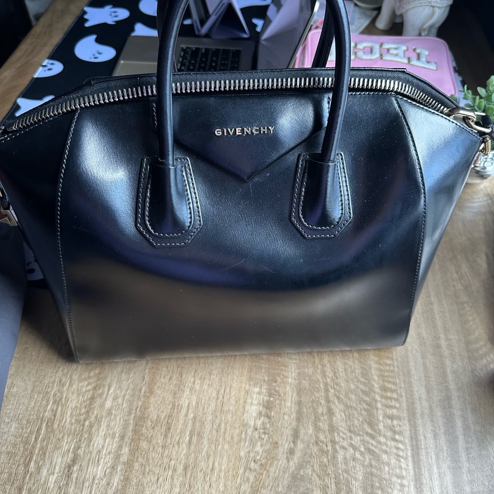 Givenchy Black Leather Medium Antigona Handbag